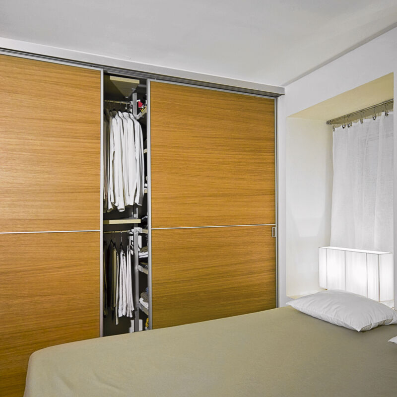 moderna camera da letto con armadio di legno
